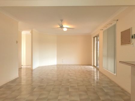 4 BEDROOM HOME IN THE HILLVIEW ESTATE - Photo 3