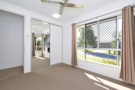 Something Special - Top Quality Modern Home - Fully Fenced - Photo 5