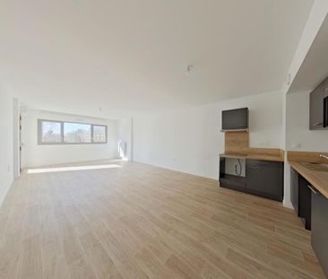 Location Appartement 4 pièces 93m² POITIERS 86000 - Photo 2