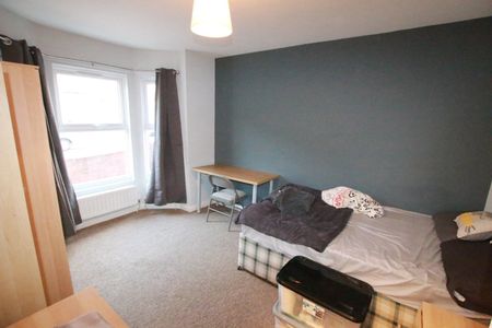 6 Bed Terraced House, Grange Avenue, RG6 - Photo 3