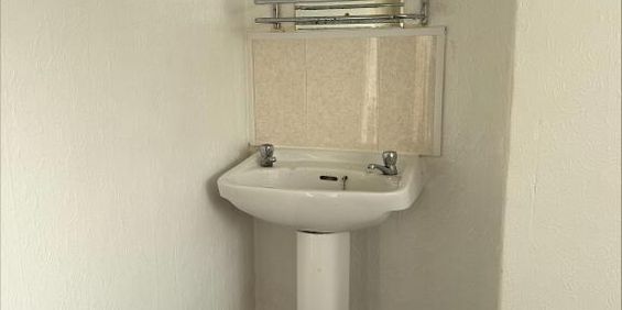 Serviced Room, Room 4, 47 Malone Avenue, Belfast, BT9 6EP - Photo 3