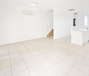 Beautifully presented 2 Bed + Study Townhouse in Prime Toongabbie l... - Photo 2
