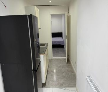 1 bedroom in a flat share to rent - Photo 5