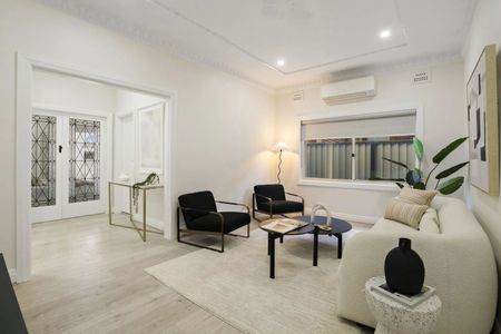 Bayside Charm With Modern Style - Photo 4