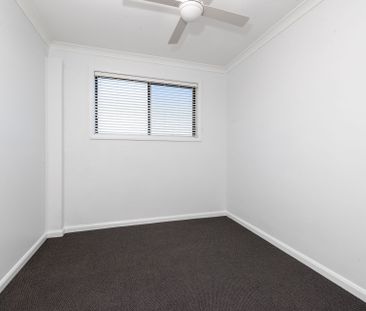 Hidden Gem – Freshly Updated 3 Bedroom Unit in Ultra-Convenient Sho... - Photo 2