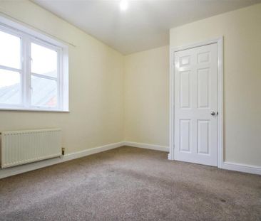 3 bedroom end of terrace house to rent - Photo 2