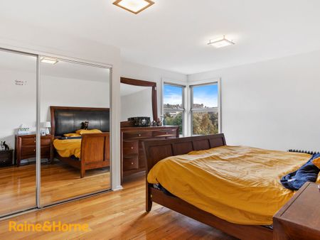 Generous Family Townhouse - Photo 2