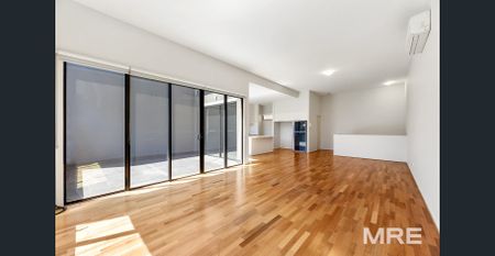 Modern three-level living with balcony and double garage - Photo 2