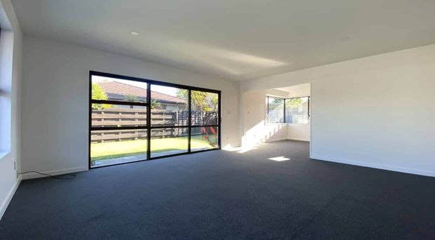 Refreshed 3 Bedroom Townhouse - Photo 1