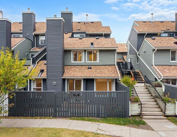 Renovated Townhome with Attached 1 Car Garage - 3 Bedrooms 2 Bathrooms — 3 Bedrooms Townhouse - Photo 1