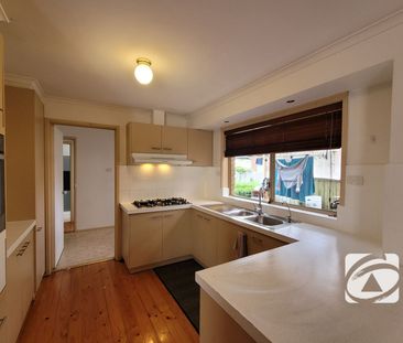 PERFECTLY LOCATED FAMILY HOME - Photo 4