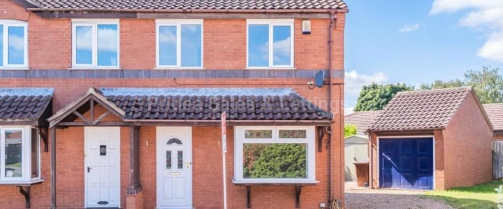 3 bedroom semi-detached house to rent - Photo 1