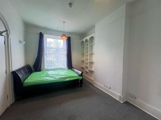 1 bedroom in a house share to rent - Photo 1