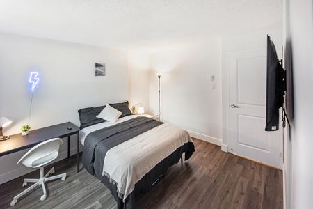 Deluxe Premium - Lees Ave - Photo 4