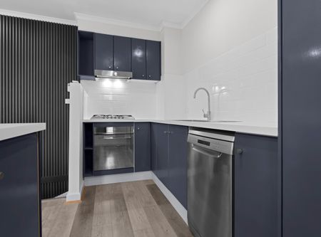 Stylish & renovated townhouse - Walk to Station! - Photo 2