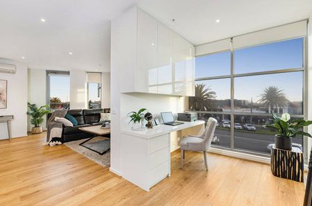 Light-Filled Apartment in Prime Beachside Location - Photo 2