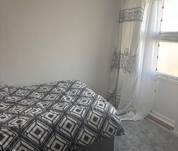 Room in a Shared House, Smock Walk, CR0 - Photo 2