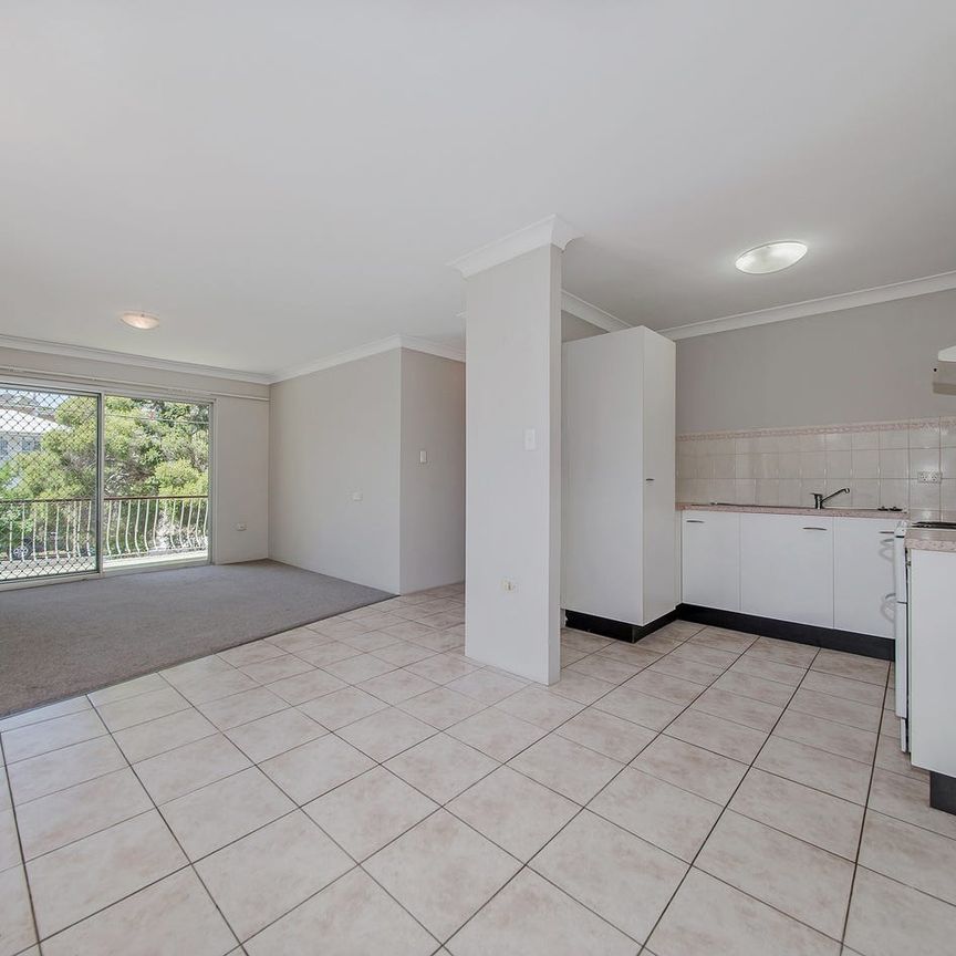 Spacious Two-Bedroom Unit in a Convenient Greenslopes Location - Photo 1