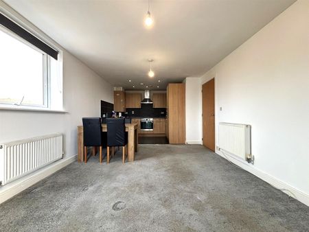 2 bedroom flat - Photo 2