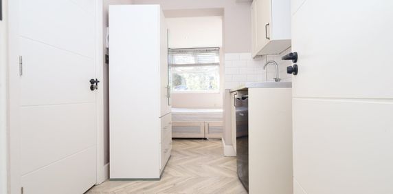 Studio Flat, St Peters Gardens, SE27 - Photo 2
