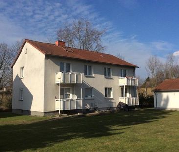 Wohnung mit modernem Wannenbad und neuer Tapezierung an den Wandflä... - Photo 1