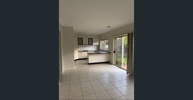 Modern 3-Bedroom Family Home with Double Garage - Photo 1