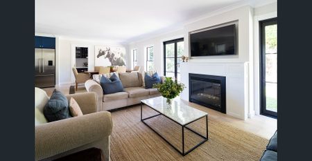 Recently renovated private sanctuary designed for the modern family - Photo 3