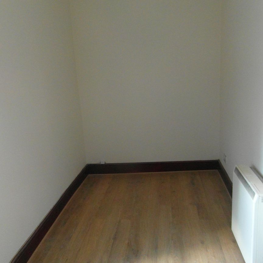 ******** AVAILABLE NOW ***** ONE BEDROOM FLAT **** FITTED DINING KITCHEN *****SHOWER ROOM*** ON STREET PARKING *** DOUBLE GLAZED***BILLS NOT INCLUDED - Photo 1