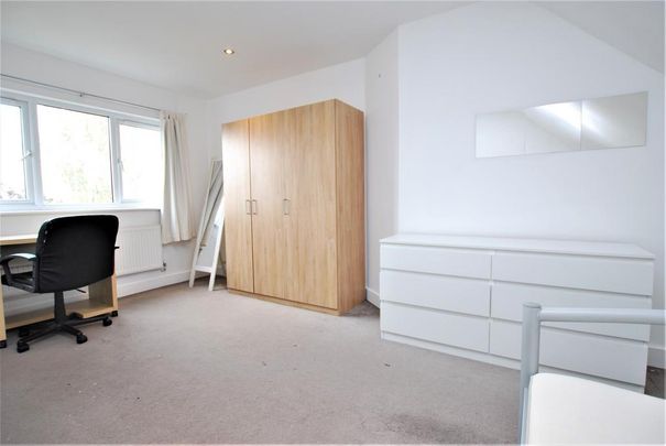 4 bedroom semi-detached house to rent - Photo 1