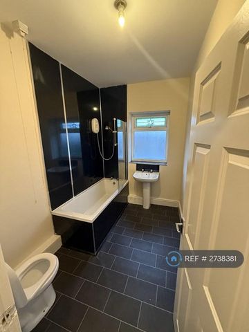 2 bedroom terraced house to rent - Photo 2