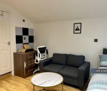 1 bedroom in a house share to rent - Photo 6