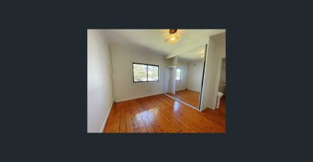 The owner is offering one week of free rent if the lease can commence within 7 days. - Photo 2