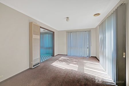 Beautifully Presented Family Home in Prime Melton West Location! - Photo 3