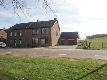 Prachtige gerenoveerde half vrijstaande woning met 3 slaapkamers en een dubbele garage. Het huis ligt op een geweldige landelijke locatie, 15 autominuten van J.F.C.H.Q. Brunssum en Internationale School. - Foto 3