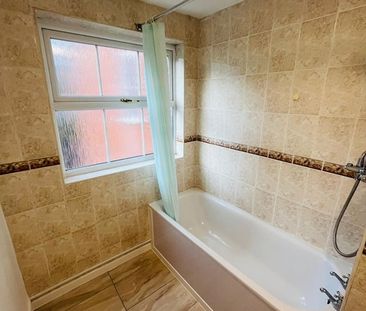 Room in a Shared Flat, Leeward Gardens, SW19 - Photo 1