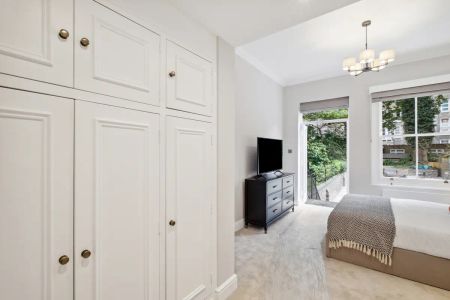 2 bedroom flat in London - Photo 5