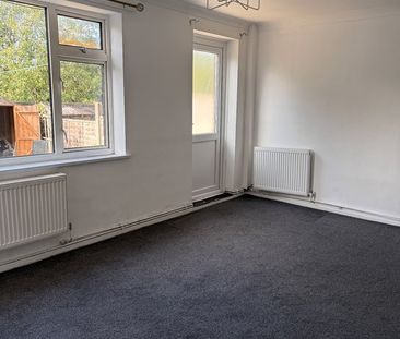 3 Bed Terraced House, St Olams Close, LU3 - Photo 2