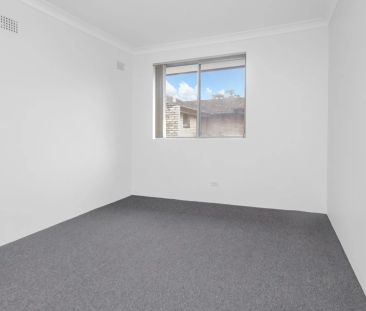 Three bedroom recently updated apartment - Photo 4