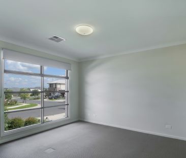 Perfect Location &vert; Modern Home - Photo 3