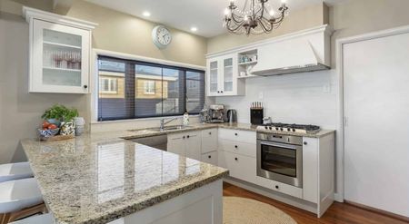 Executive Central Avenues Character - Photo 3