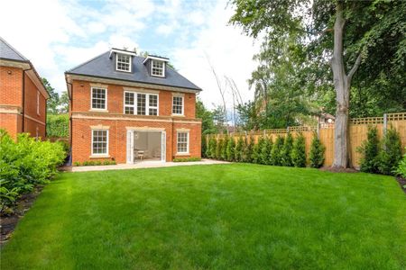 Striking family home on a private residential road backing onto St George's Hill Golf Course. - Photo 5