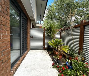 Stunning Townhouse - Photo 5