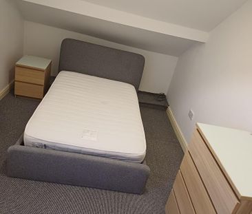 1 bedroom in a flat share to rent - Photo 2