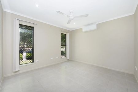 27 Sanctum Boulevard, Mount Low. - Photo 2