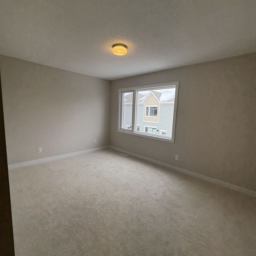 For Lease - 215 Ryan Reynolds Way, Orleans - Convent Glen and Area, Ontario - Photo 1