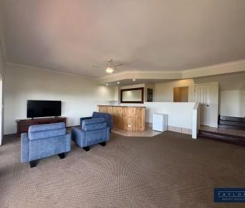 Charming 3-Bedroom Unit with Scenic Views in Cannonvale - Photo 1