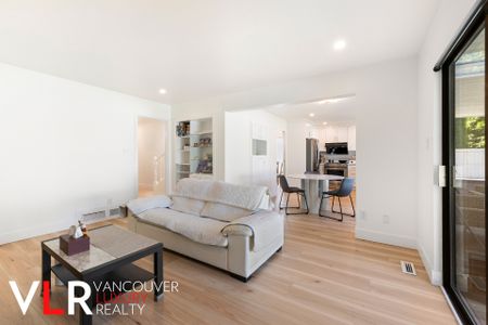 House in Richmond, BC - Photo 2