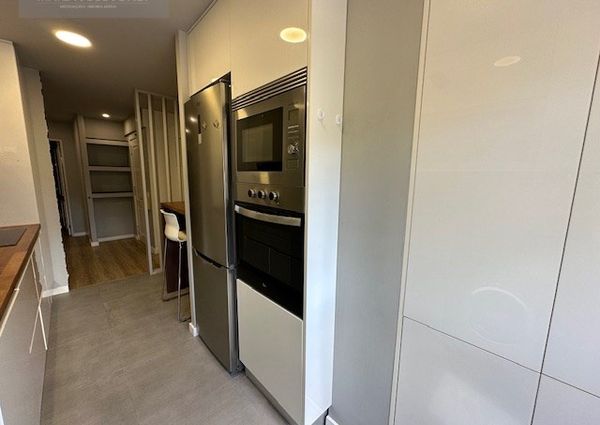 Ótimo apartamento mobilado, situado em zona de comércio, totalmente remodelado.