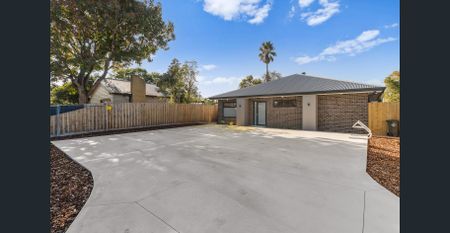 Modern 1-Bedroom ground floor Room with ensuite for Rent - Photo 2