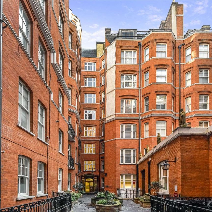 Beautifully refurbished 4 bedroom, 2 bathroom apartment, enviably located in the heart of Westminster. Situated in a beautiful mansion block with porter. - Photo 1